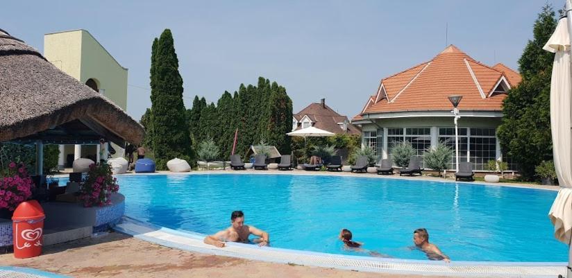 Mediterran Apartman With Pool Siófok Zewnętrze zdjęcie