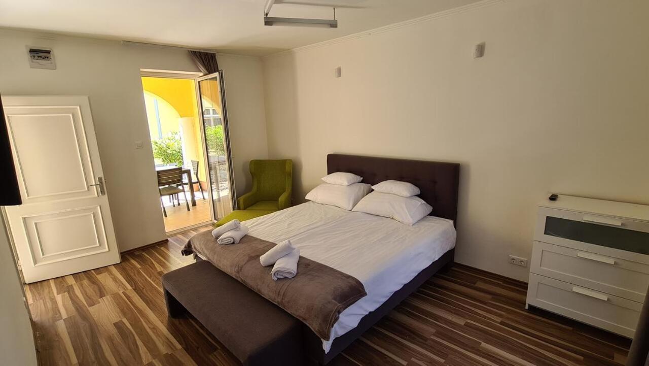 Mediterran Apartman With Pool Siófok Zewnętrze zdjęcie