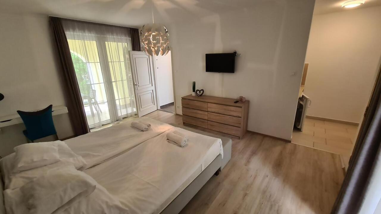 Mediterran Apartman With Pool Siófok Zewnętrze zdjęcie